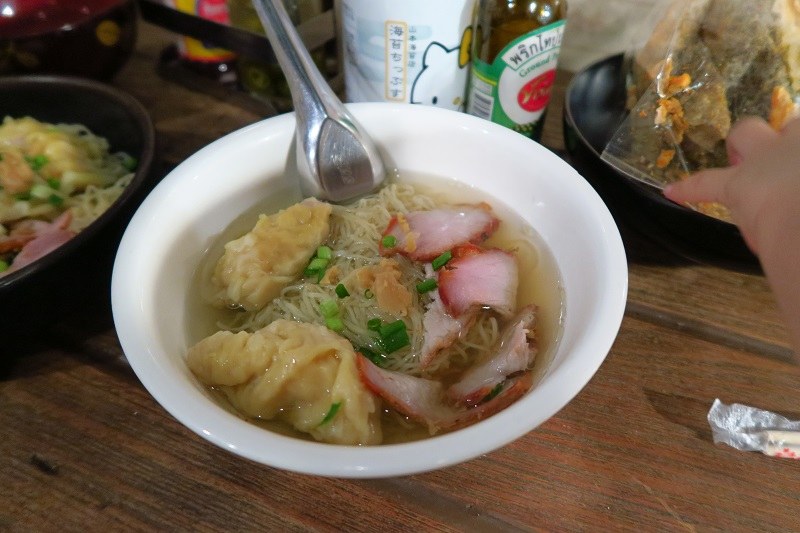 透明感のある汁と、包んだ具が見える麺料理。