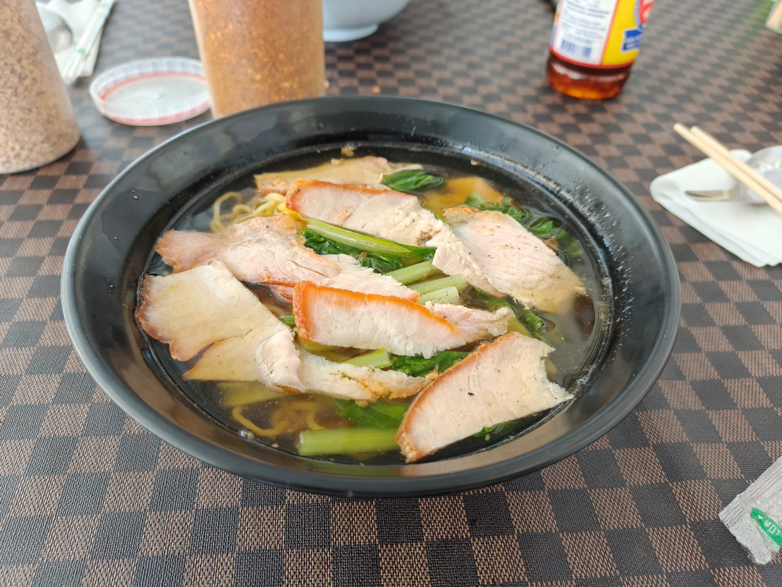 肉と青菜をのせた一杯。写真の見た目だけでスープの配合までは判断しません。