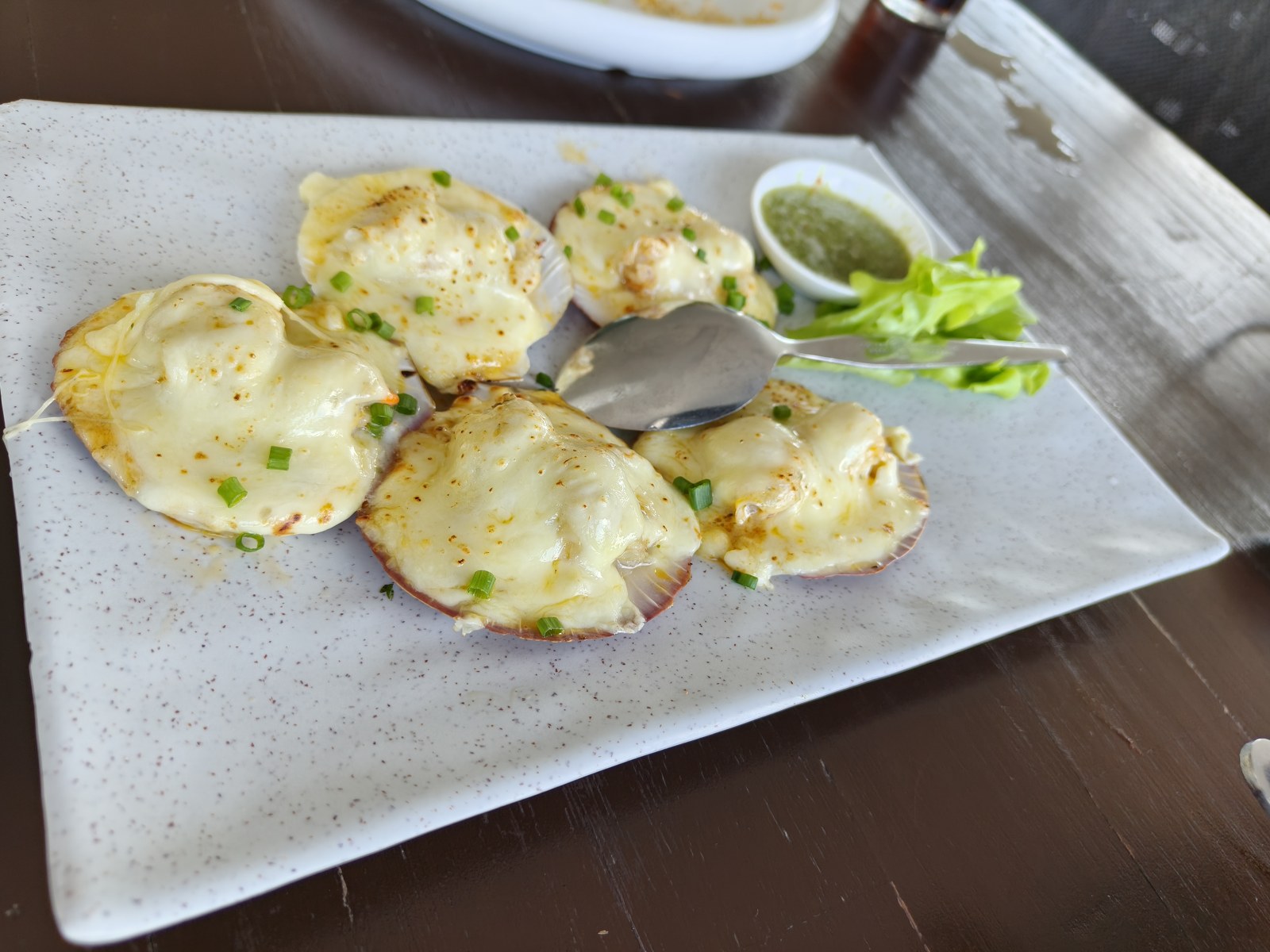 ホタテのチーズ焼き「Scallops Baked with Cheese」。訪問時250B。