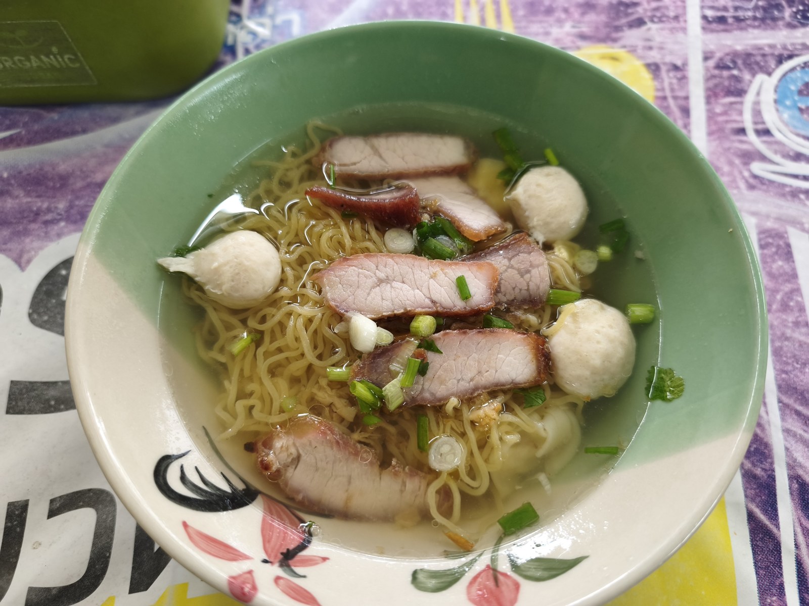 黄色い麺と丸い具、肉のスライス。具の原料や正式な注文名は未確認です。