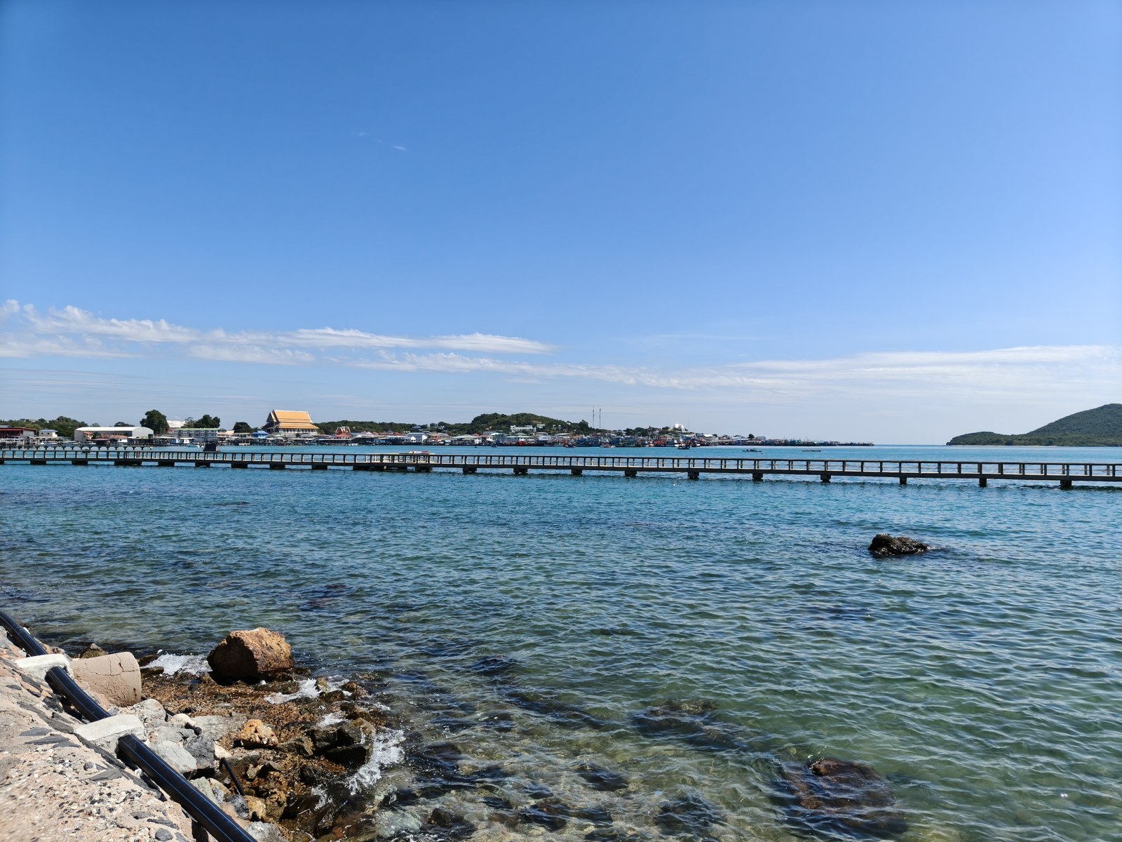 海と桟橋の風景。提供写真を使った記事構成の見本です。
