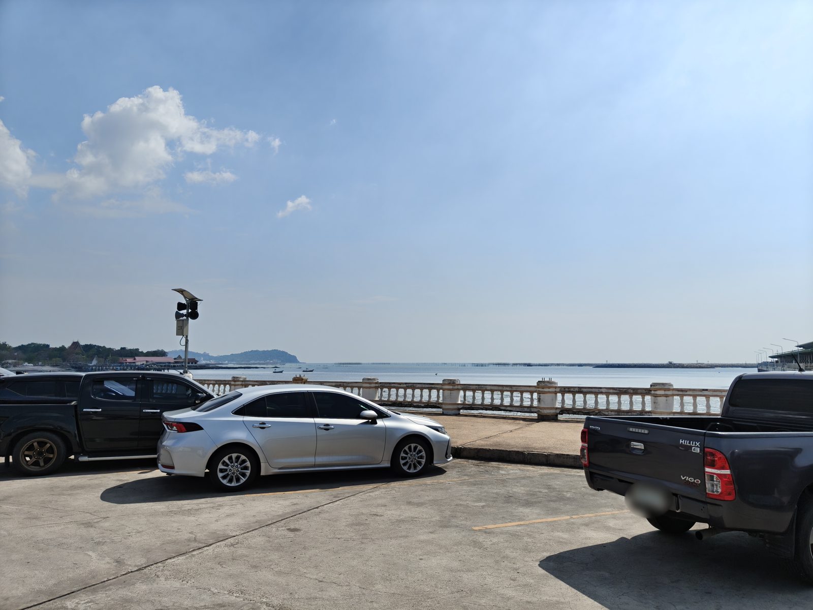 海沿いの道と静かな水面