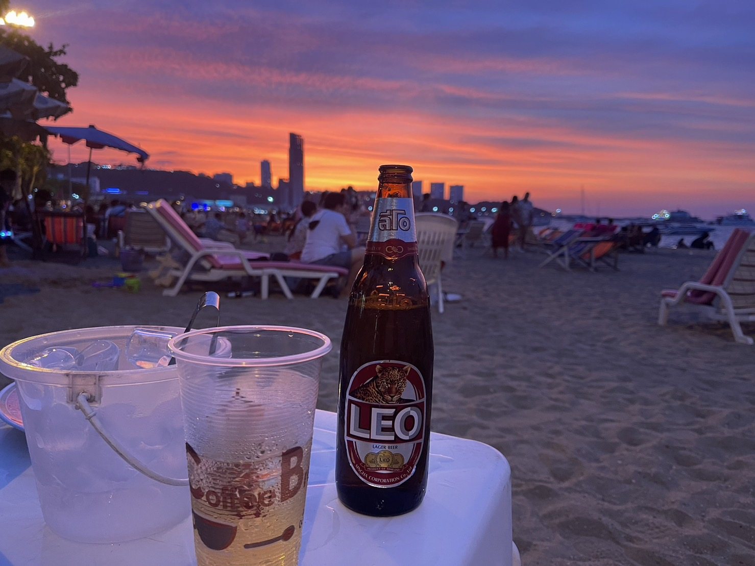 夕焼けのビーチと冷たいビール