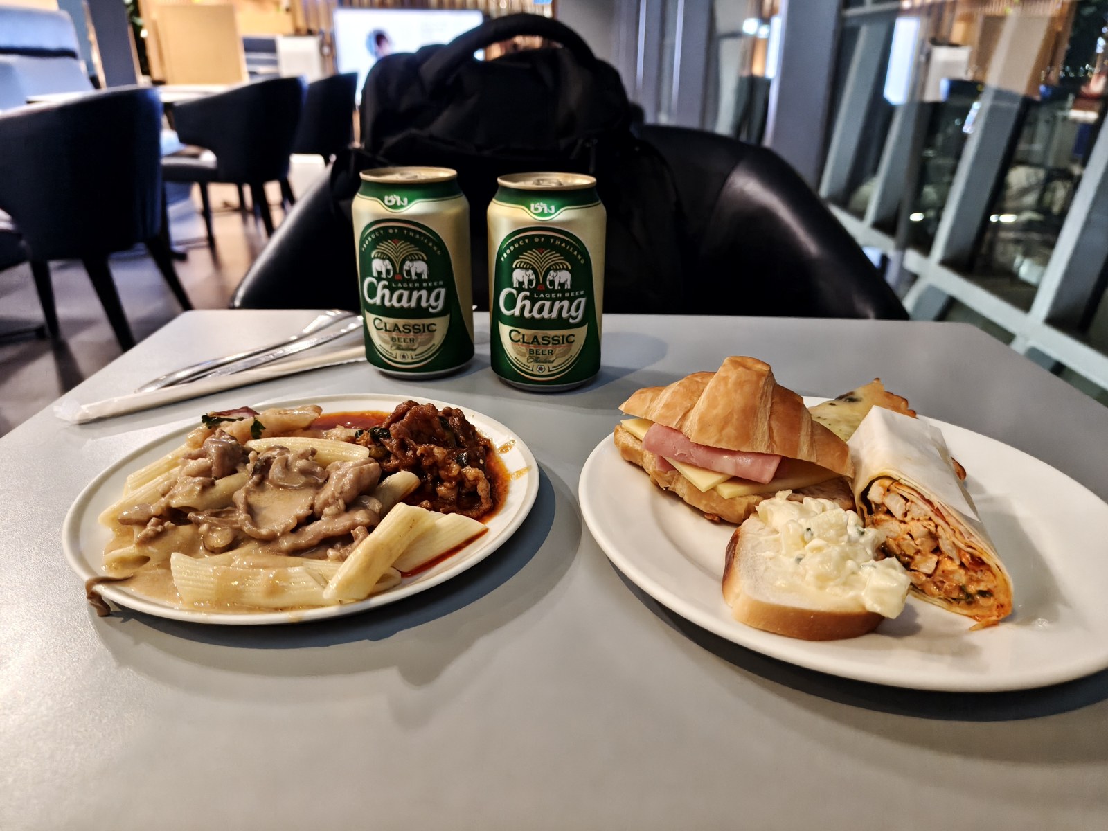 帰国時に利用したエールフランスのラウンジで撮影した食事。パスタ系の料理がおいしかった記憶が残っています。