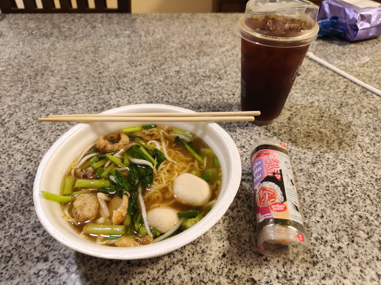麺と青菜、丸い具が入った一杯。撮影店・訪問日・価格は未確認です。